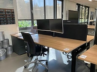 Duo zit-sta werkplek met monitoren