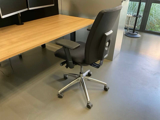 Duo zit-sta werkplek met monitoren - afbeelding 9 van  10