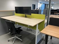 Duo zit-sta werkplek met monitoren