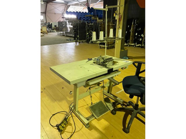 Dürkopp-adler 8700 overlock machine - afbeelding 2 van  5