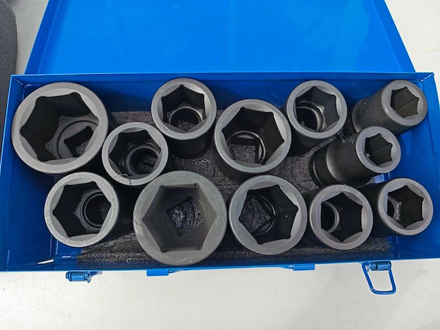 Dw - 2025 - 2600nm - pneumatische slagmoersleutel met 12 dlg doppenset 1" - afbeelding 2 van  4