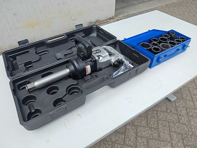 Dw - 2025 - 2600nm - pneumatische slagmoersleutel met 12 dlg doppenset 1" - afbeelding 1 van  12