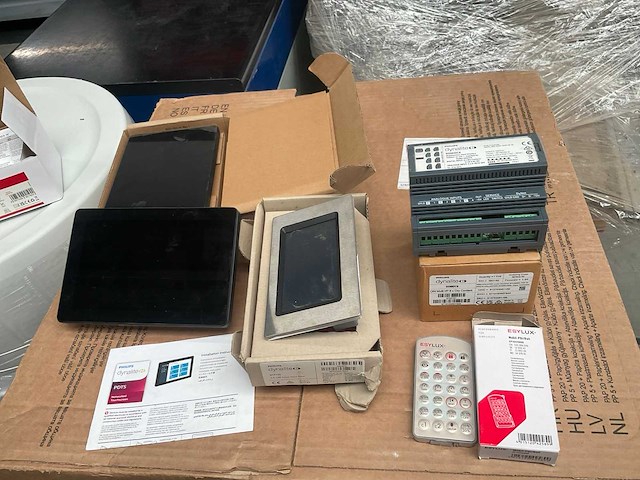 Dynalite touch screens (3x) - afbeelding 1 van  7