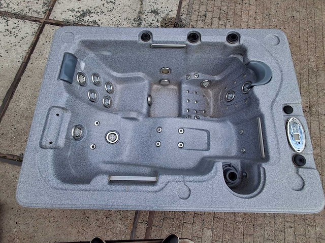 Dynastie spa 3 persoons amerikaans jacuzzi en buitenspa - afbeelding 1 van  23
