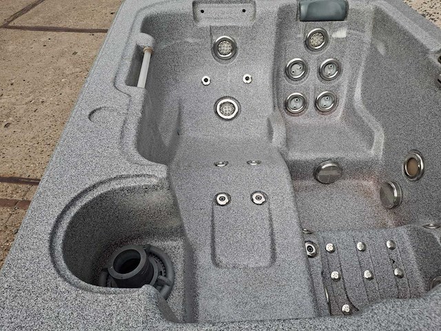 Dynastie spa 3 persoons amerikaans jacuzzi en buitenspa - afbeelding 8 van  13