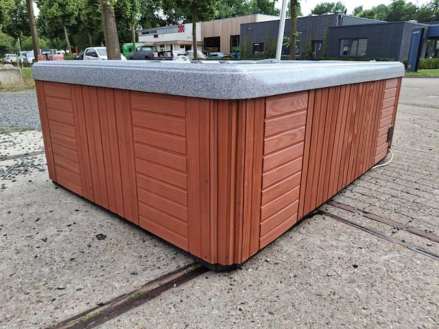 Dynastie spa 3 persoons amerikaans jacuzzi en buitenspa - afbeelding 12 van  17