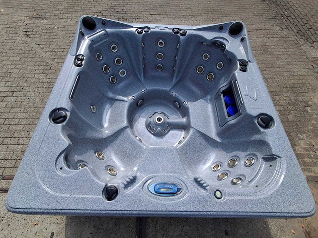 Dynasty 6 persoons amerikaans jacuzzi en buitenspa - afbeelding 1 van  31