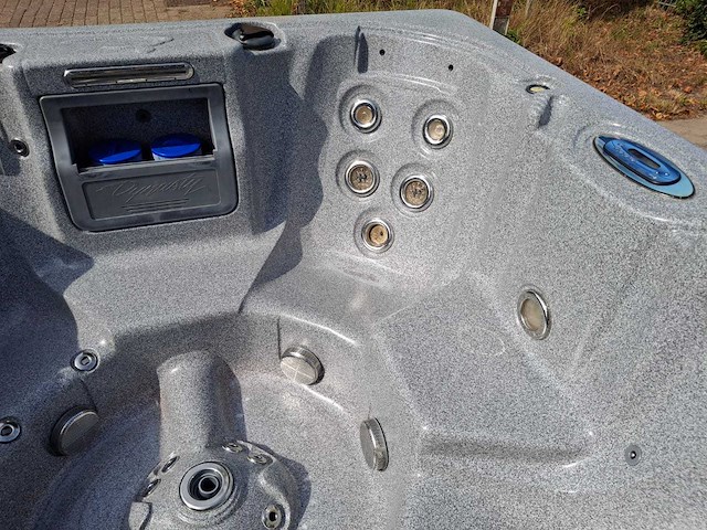 Dynasty 6 persoons amerikaans jacuzzi en buitenspa - afbeelding 1 van  33
