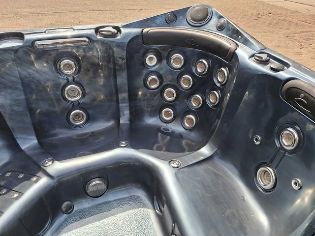 Dynasty 6 persoons jacuzzi en buitenspa - afbeelding 1 van  11