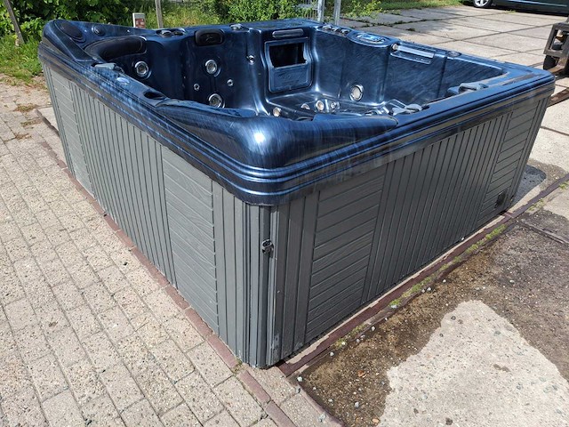 Dynasty 6 persoons jacuzzi en buitenspa - afbeelding 8 van  11