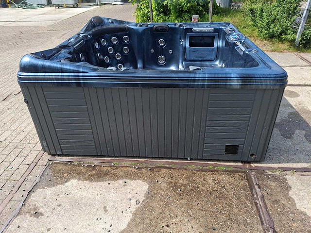Dynasty 6 persoons jacuzzi en buitenspa - afbeelding 9 van  11