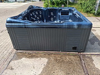 Dynasty 6 persoons jacuzzi en buitenspa - afbeelding 9 van  11