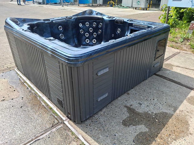 Dynasty 6 persoons jacuzzi en buitenspa - afbeelding 10 van  11