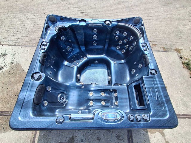 Dynasty 6 persoons jacuzzi en buitenspa - afbeelding 1 van  33