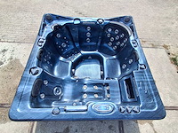 Dynasty 6 persoons jacuzzi en buitenspa - afbeelding 1 van  33