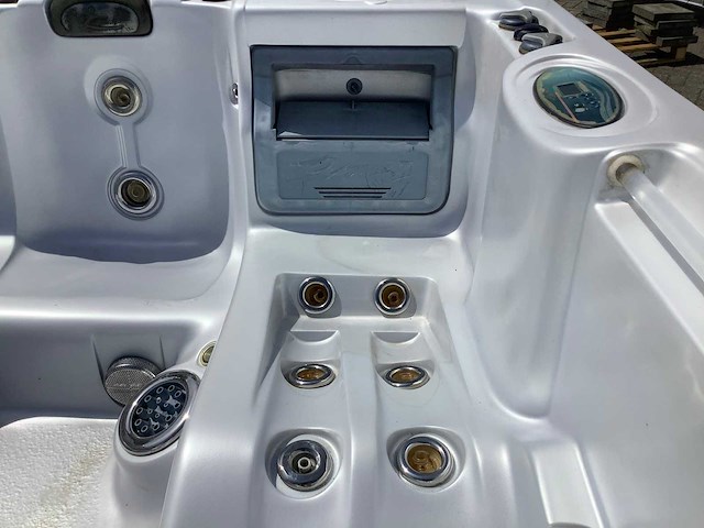 Dynasty spa - jaccuzi - afbeelding 2 van  21