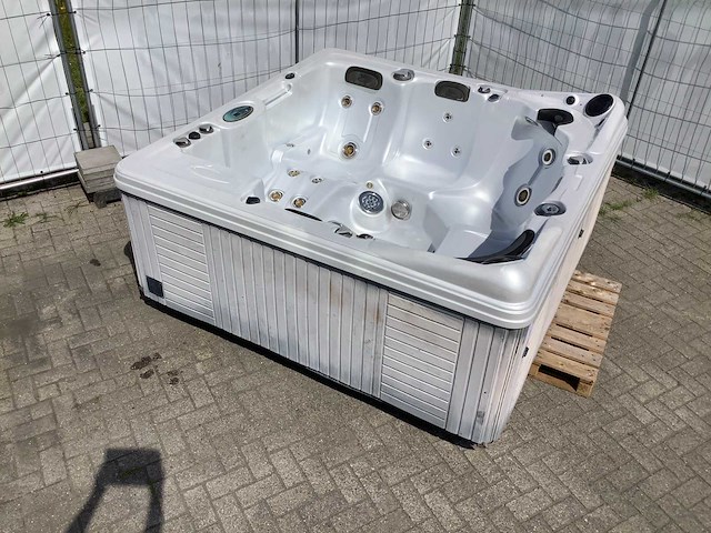 Dynasty spa - jaccuzi - afbeelding 1 van  21