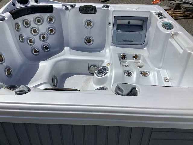Dynasty spa - jaccuzi - afbeelding 21 van  21