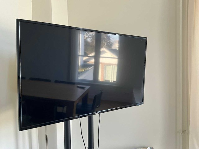 Dyon smart 43 xt televisie op statief - afbeelding 2 van  5