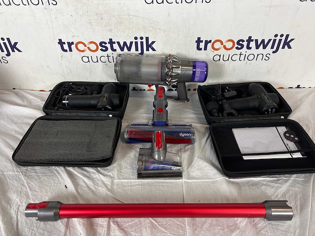 Dyson v11 fluffy stofzuiger | tunturi massagegun (2x) - afbeelding 1 van  1