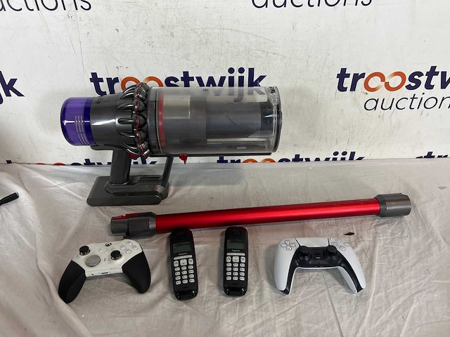 Dyson v11 stofzuiger | xbox controller | gigaset telefoon | playstation controller - afbeelding 1 van  1