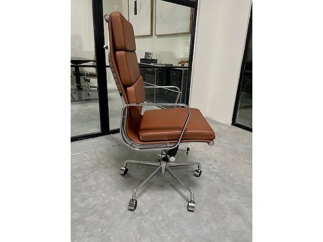 Eames ea219 softpad bureaustoel in cognac leer, cognac / chroom - afbeelding 3 van  9