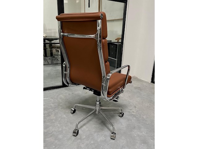 Eames ea219 softpad bureaustoel in cognac leer, cognac / chroom - afbeelding 4 van  9