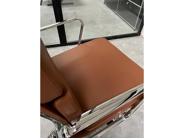 Eames ea219 softpad bureaustoel in cognac leer, cognac / chroom - afbeelding 5 van  9