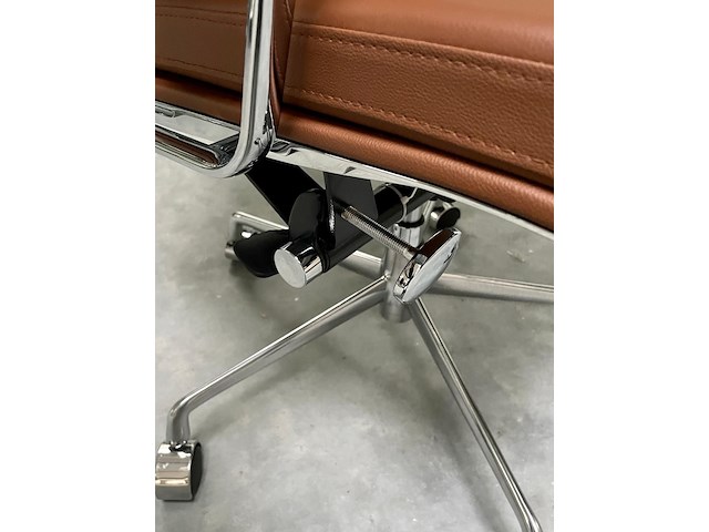Eames ea219 softpad bureaustoel in cognac leer, cognac / chroom - afbeelding 8 van  9