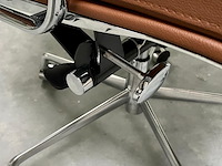 Eames ea219 softpad bureaustoel in cognac leer, cognac / chroom - afbeelding 8 van  9