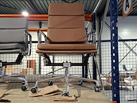 Eames ea219 softpad bureaustoel in cognac leer, cognac / chroom - afbeelding 9 van  9