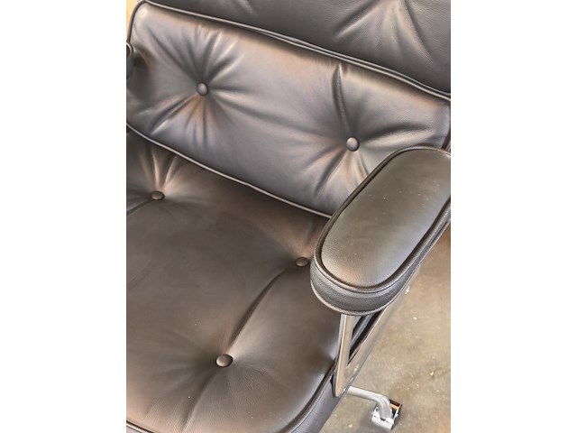 Eames es104 bureaustoel in zwart leer, zwart / chroom - afbeelding 4 van  9