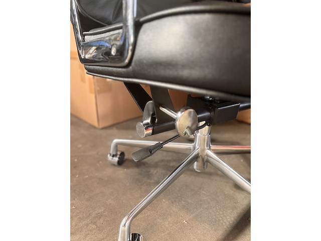 Eames es104 bureaustoel in zwart leer, zwart / chroom - afbeelding 6 van  9