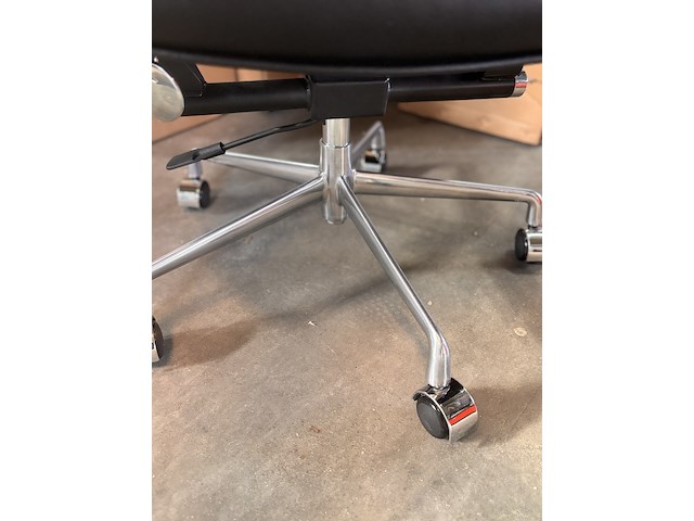 Eames es104 bureaustoel in zwart leer, zwart / chroom - afbeelding 7 van  9