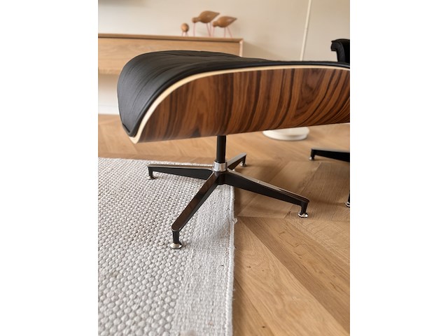 Eames lounge chair met ottoman in palissander en echt zwart leer replica, palissander / zwart - afbeelding 2 van  11