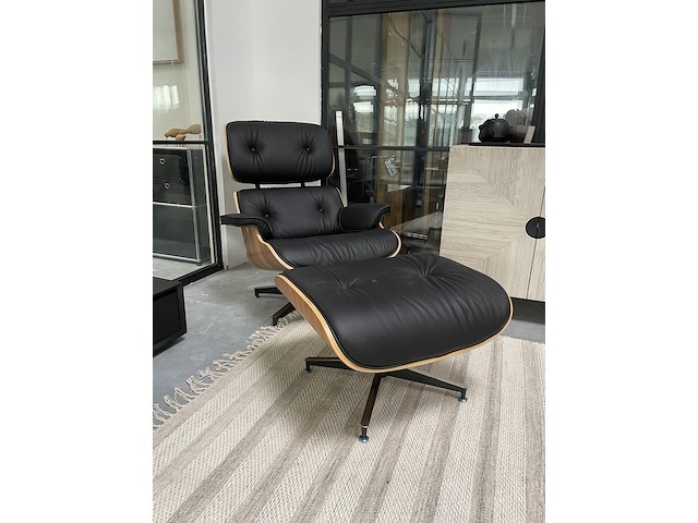 Eames lounge chair met ottoman in walnoot en echt leer, replica, walnoot / zwart leer - afbeelding 1 van  10