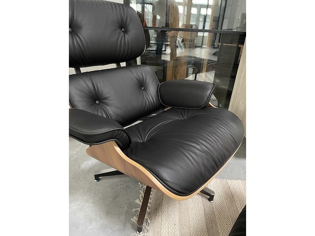 Eames lounge chair met ottoman in walnoot en echt leer, replica, walnoot / zwart leer - afbeelding 3 van  10