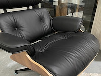 Eames lounge chair met ottoman in walnoot en echt leer, replica, walnoot / zwart leer - afbeelding 3 van  10