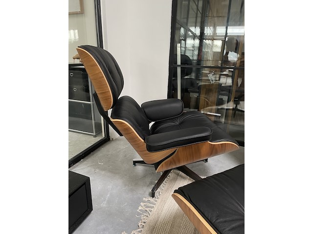Eames lounge chair met ottoman in walnoot en echt leer, replica, walnoot / zwart leer - afbeelding 4 van  10