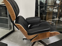 Eames lounge chair met ottoman in walnoot en echt leer, replica, walnoot / zwart leer - afbeelding 4 van  10