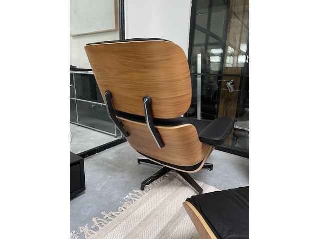 Eames lounge chair met ottoman in walnoot en echt leer, replica, walnoot / zwart leer - afbeelding 5 van  10
