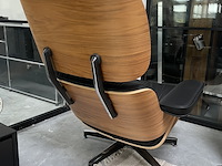 Eames lounge chair met ottoman in walnoot en echt leer, replica, walnoot / zwart leer - afbeelding 5 van  10