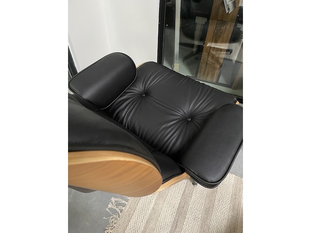 Eames lounge chair met ottoman in walnoot en echt leer, replica, walnoot / zwart leer - afbeelding 6 van  10