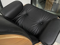 Eames lounge chair met ottoman in walnoot en echt leer, replica, walnoot / zwart leer - afbeelding 6 van  10
