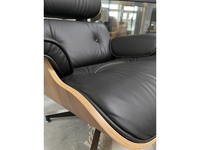 Eames lounge chair met ottoman in walnoot en echt leer, replica, walnoot / zwart leer - afbeelding 7 van  10