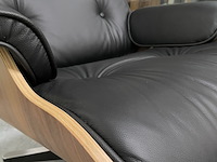 Eames lounge chair met ottoman in walnoot en echt leer, replica, walnoot / zwart leer - afbeelding 7 van  10