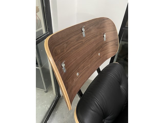 Eames lounge chair met ottoman in walnoot en echt leer, replica, walnoot / zwart leer - afbeelding 8 van  10