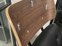 Eames lounge chair met ottoman in walnoot en echt leer, replica, walnoot / zwart leer - afbeelding 8 van  10