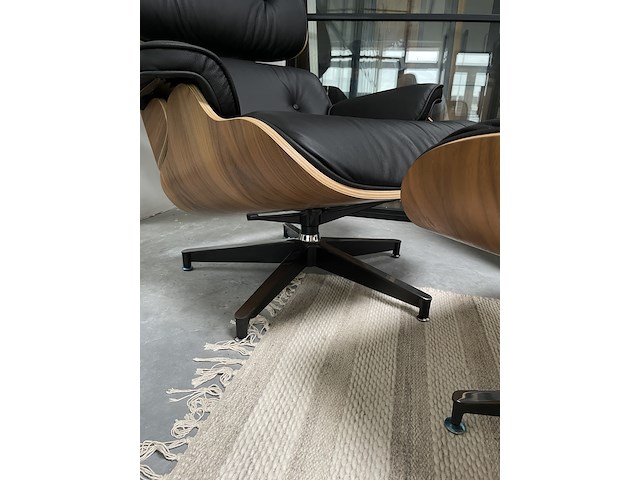 Eames lounge chair met ottoman in walnoot en echt leer, replica, walnoot / zwart leer - afbeelding 9 van  10
