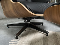 Eames lounge chair met ottoman in walnoot en echt leer, replica, walnoot / zwart leer - afbeelding 9 van  10